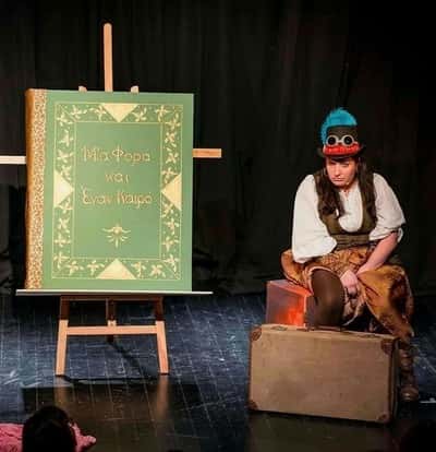 Η Αγγελική φοράει κοστούμι στην παρουσίαση Μια Φορά και Έναν Καιρό.