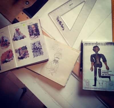 Κάποια βιβλία μετ σκιτσάκια πάνω σε τραπέζι.