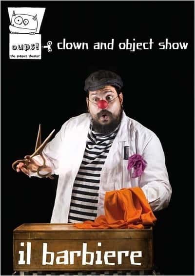 Ο Αλέξανδρος κρατάει μεγάλο ψαλίδι στην αφίσα της παρουσίασης il barbiere.