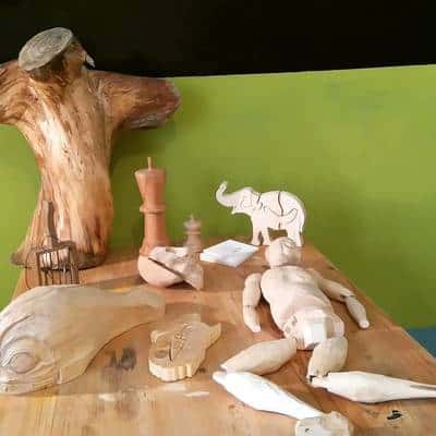 Διάφορες φιγούρες πάνω σε τραπέζι.