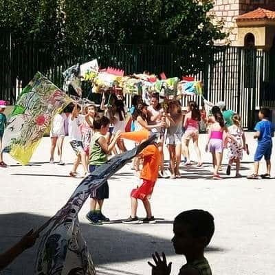 Παιδιά παίζουν σε σχολείο με πραγμάτα που εχούν φτιάξει.
