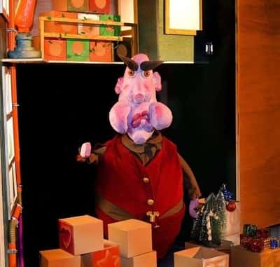 Μια κούκλα που είναι άνδρας με μεγάλα φρύδια και μάγουλα.